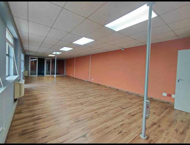 230M² OFFICE TO LET IN EPSOM DOWNS